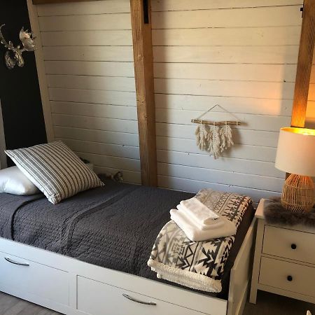 Maison Solange-Red Barn Farmhouse Style- Moonridge ビッグ・ベア・シティ エクステリア 写真