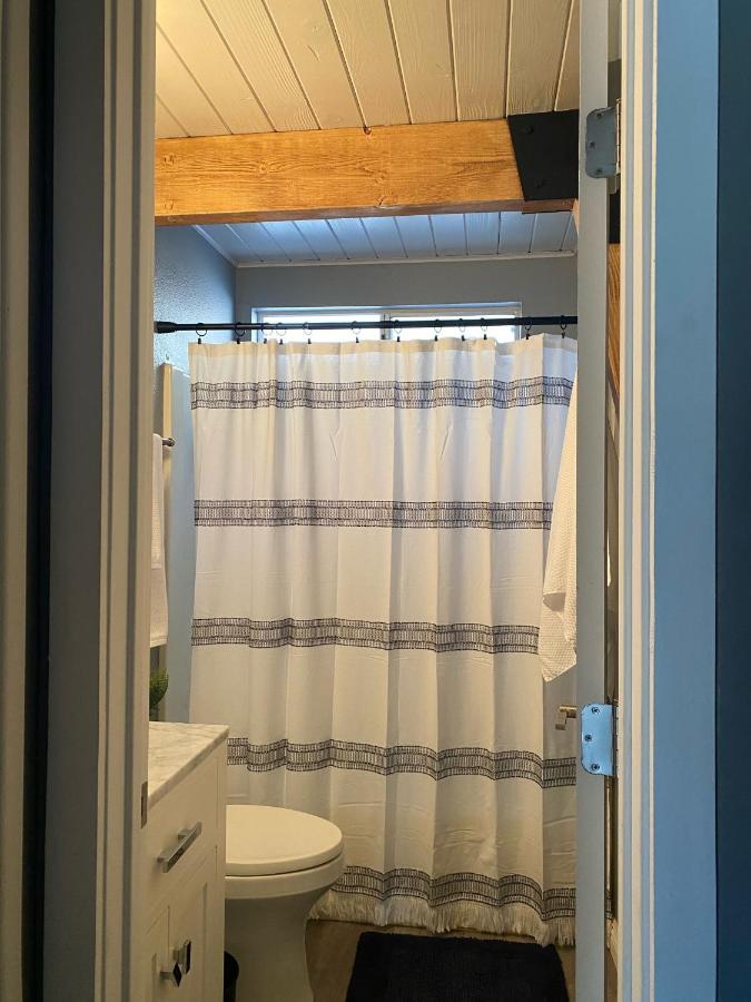 Maison Solange-Red Barn Farmhouse Style- Moonridge ビッグ・ベア・シティ エクステリア 写真