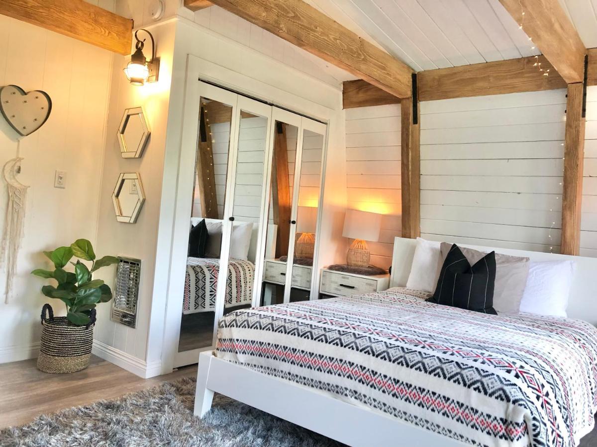 Maison Solange-Red Barn Farmhouse Style- Moonridge ビッグ・ベア・シティ エクステリア 写真