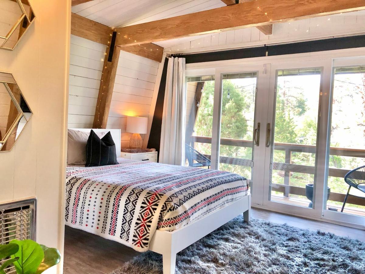 Maison Solange-Red Barn Farmhouse Style- Moonridge ビッグ・ベア・シティ エクステリア 写真