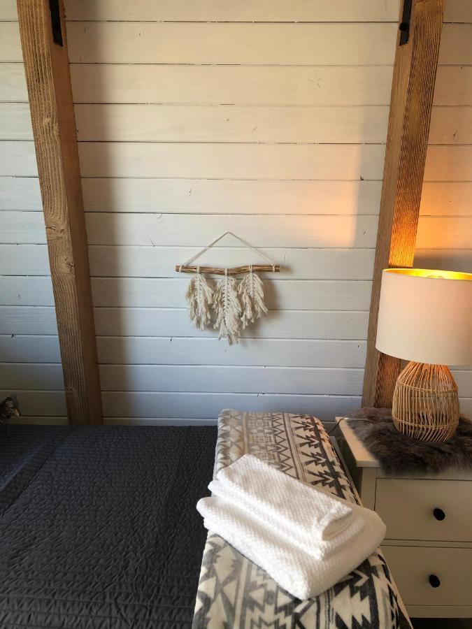 Maison Solange-Red Barn Farmhouse Style- Moonridge ビッグ・ベア・シティ エクステリア 写真