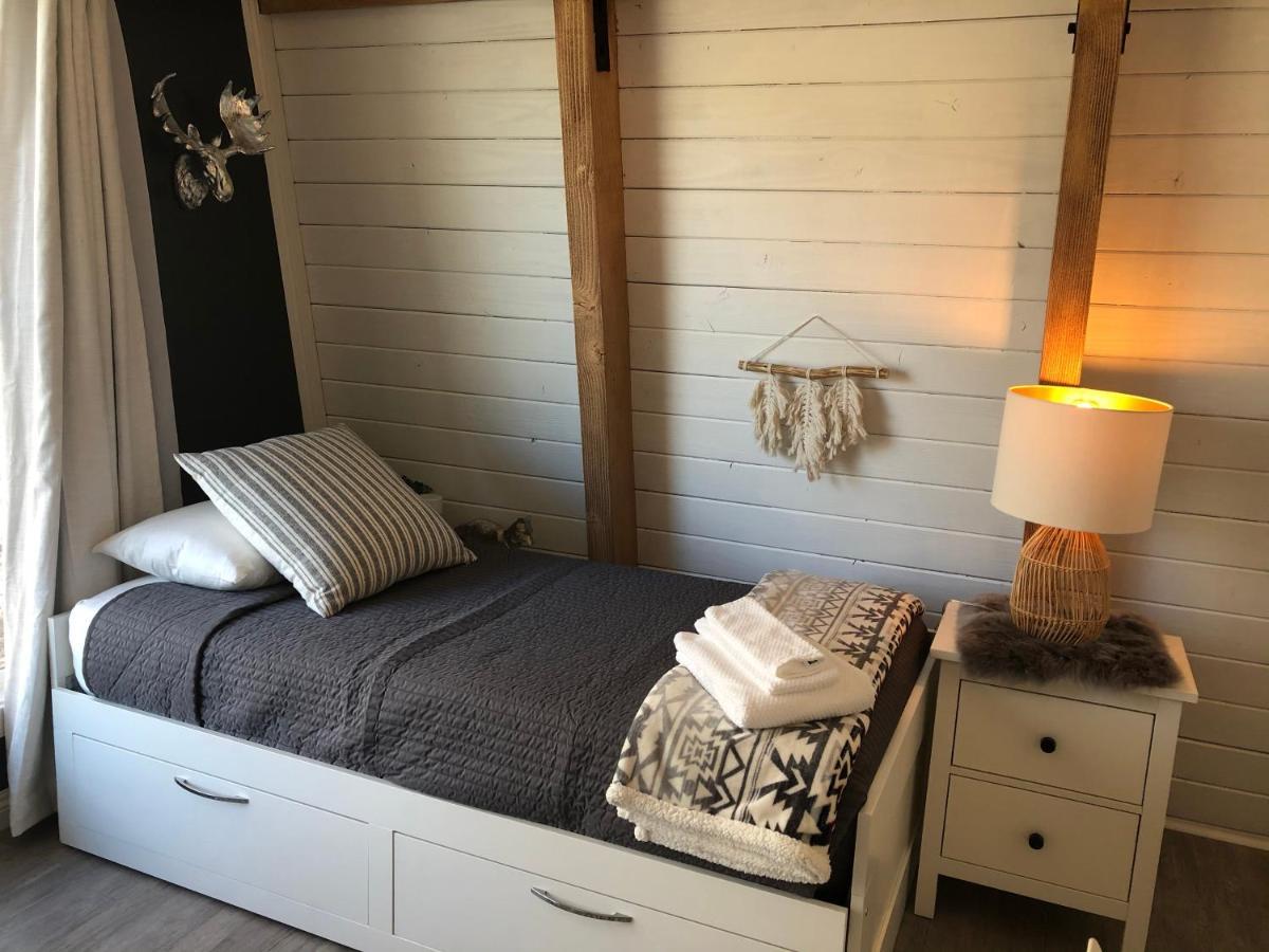 Maison Solange-Red Barn Farmhouse Style- Moonridge ビッグ・ベア・シティ エクステリア 写真