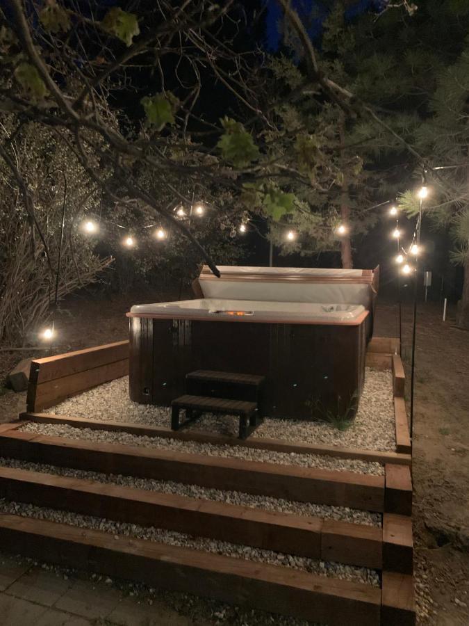 Maison Solange-Red Barn Farmhouse Style- Moonridge ビッグ・ベア・シティ エクステリア 写真