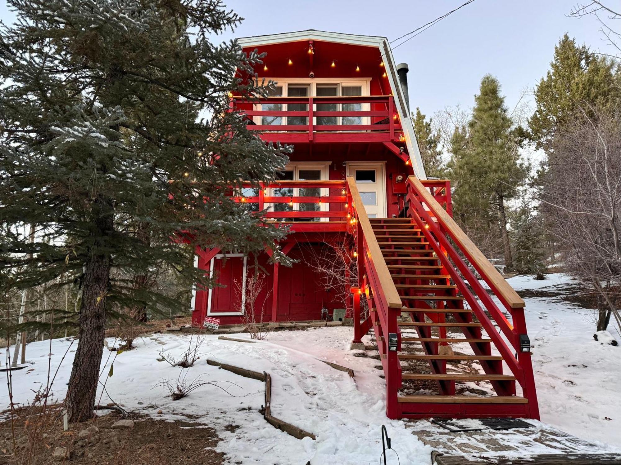 Maison Solange-Red Barn Farmhouse Style- Moonridge ビッグ・ベア・シティ エクステリア 写真